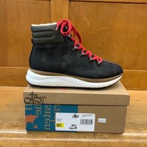 OTBT (off the beaten trail) Buckly, Camo, size 7.5 medium